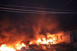 橡胶厂火灾 19名消防员半小时灭火