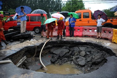 北京再现道路路面塌陷 