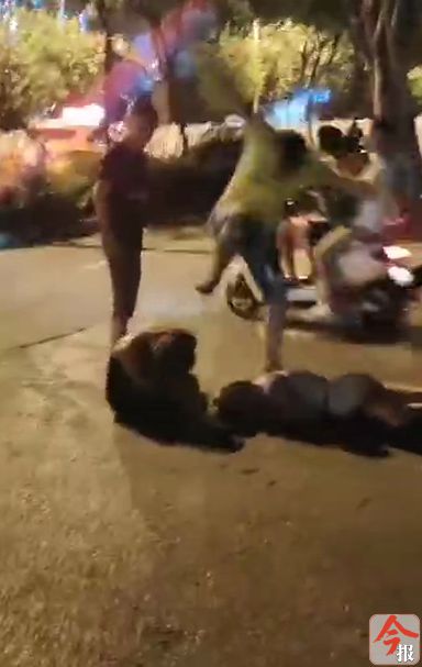 视频骇人 广西一男子在街头用鞋暴打吊带女子,旁边还躺着另一名女子