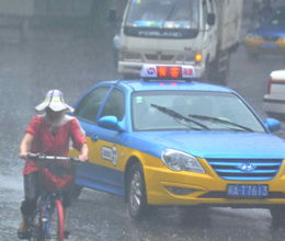 做梦梦见下大暴雨是什么意思 周公解梦 