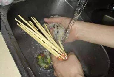 洗完筷子朝上还是朝下放 至少一半人做错了