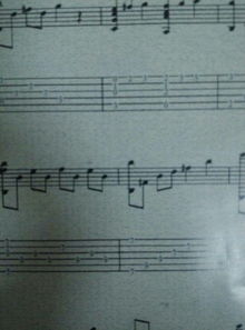 钢琴谱中的高音符号是符干在斧头上面,那倒着过来的就是低音了