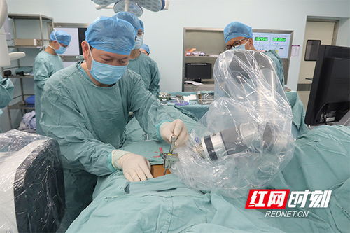 湖南省人民医院开展省内首例机器人脊柱骨折微创手术