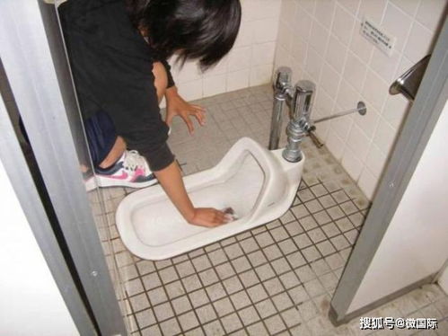 直击日本中学生的日常,女生光手清洗男厕所,网友 值得学习