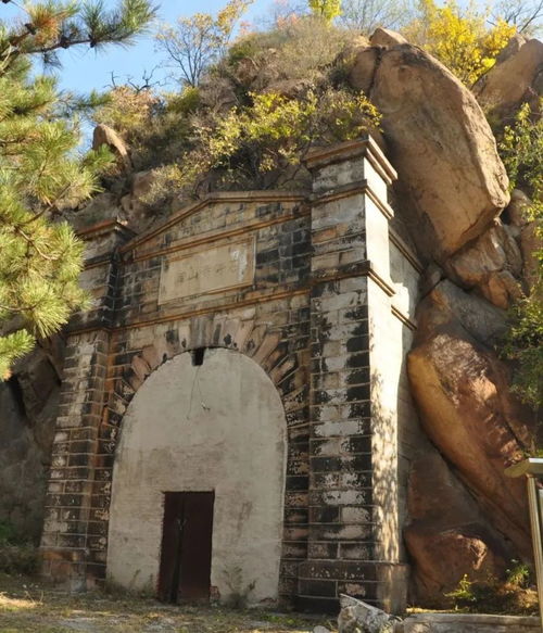 創造性地運用折返線原理,在山多坡陡的青龍橋地段設計了一段人字形