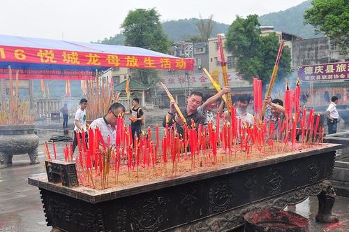 涪陵有没有烧香拜佛庙 做梦庙里烧香拜佛 