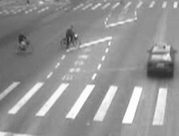 骑车老人闯红灯被撞身亡 