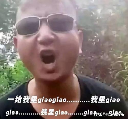 网红giao哥酒吧演出被殴打,想还手却被人阻拦,抱着头一路跑出去