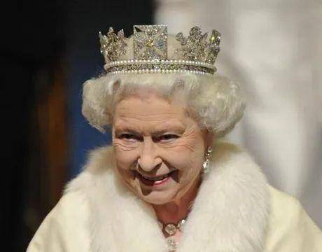 这位女王从不穿裤子 爱穿彩虹色,94岁也能将裙子穿出时尚感