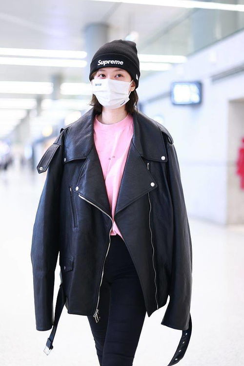 乔欣穿黑色皮夹克内搭粉色卫衣 戴Supreme针织帽又甜又酷