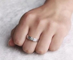 女生左手中指带戒指的含义
