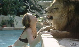 美国女明星养狮子当宠物 共沐浴 赤裸相对 惨被咬缝50针