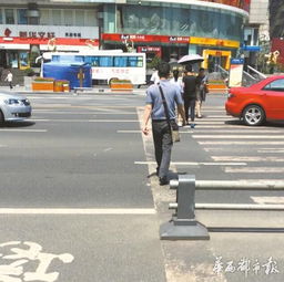 有过街通道还横穿马路 记者亲测这样费时又危险