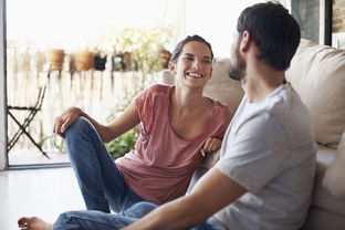 男女朋友交往多久开始亲密接触,心理学：是否和异性发生关系，需要第一次接触就决定吗？