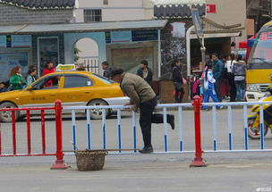 市民经常跨栏杆过马路 