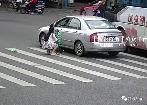 吓死人了 小孩从车上掉下,后面小车.....这家长太奇葩