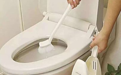 厕所久经不用很脏，怎么清洗用什么能洗干净污垢