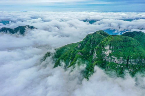 云雾缭绕青山,青山待披红装