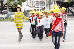 200名小学生戴上小黄帽 需要小黄帽或想赞助小黄帽,可向中国乐清网报名
