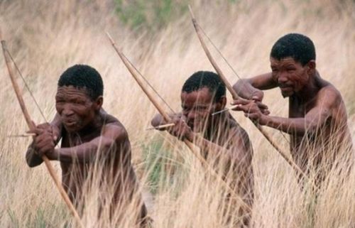 非洲最霸气原始部落,男子有八块腹肌能手撕牛肉,女性蹲着生孩子