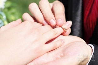女生和男生左手中指带戒指是什么意思