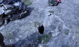 男子野外发现一个石洞,突发奇想钻了进去,结果尴尬了 