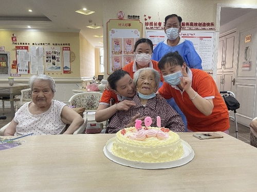 养护院恢复探视,73岁儿子为103岁妈妈过生日