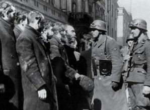 德国是怎样辨别犹太人的 除了看脸,希特勒下令 脱裤子 检验