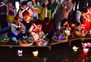 丽江纳西族的这个传统,每年都会让古城里的这条河变得亮堂堂...