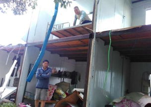 郑州凌晨遭大风暴雨 工人睡梦中房子被刮飞