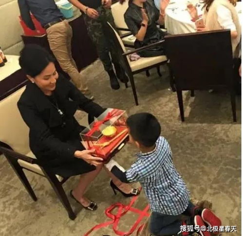 55岁的刘嘉玲,59岁的梁朝伟两人有了一双儿女,儿子13岁女儿1岁