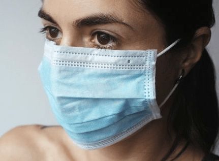 日报 加国新冠肺炎确诊人数至今突破两万 近期有专家建议民众配戴两个口罩