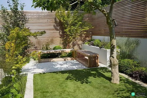 下沉式花园小院怎么布置 围墙设计爬藤花架,居然1㎡都没浪费