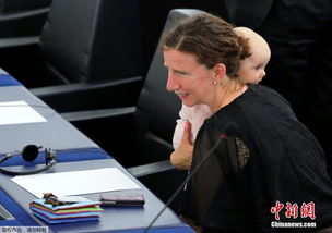 欧盟女议员抱娃开会 小家伙萌萌哒吸引媒体镜头