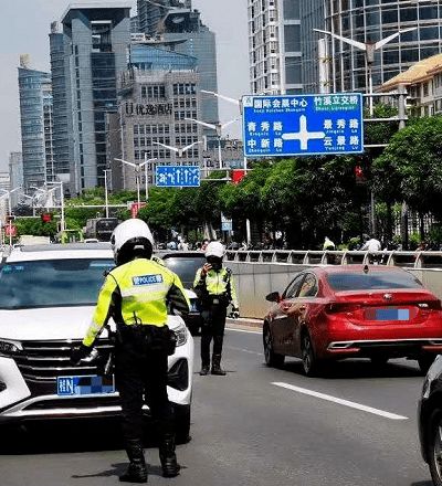 南宁 恐怖 一汽车在隧道内逆行险象环生,来往车辆纷纷避让