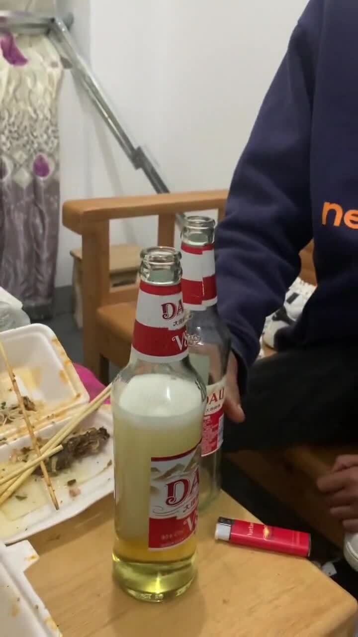 这是什么操作,啤酒瓶敲一下,竟然还能溢出来 