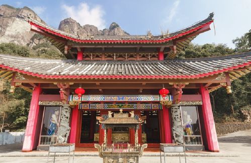 一座建在悬崖下的寺庙,三面悬空上面还有瀑布,像极了修仙圣地