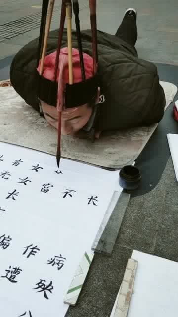 为了生活真不容易,身体残疾,还能写出这么好的字 