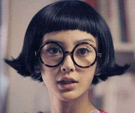 戴眼镜女生怎样梳发型好看 ,15款发型中无刘海最实用