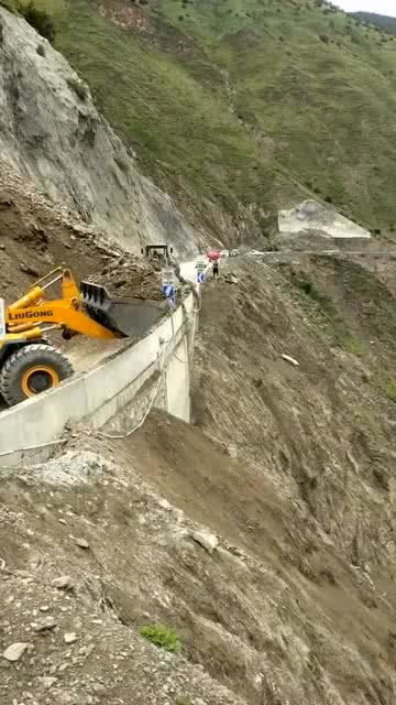 大山里修路,太不容易了 