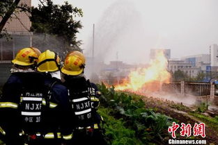 内江一小区天然气管道泄漏 火焰燃起3米高 