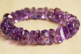摩羯座可以佩戴紫水晶，摩羯座可以佩戴紫水晶手链吗(摩羯座适合戴什么颜色的宝石项链)