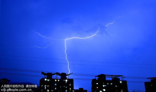 北京发布雷电黄色预警 天空电闪雷鸣 