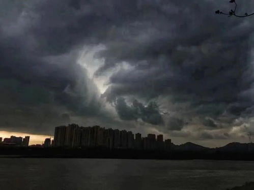 早上突然暴雨,下午大太阳 乐山人今天不容易