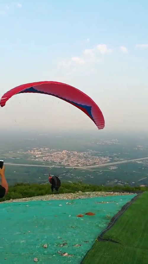 无动力滑翔伞玩起来非常的舒服,真的超级刺激 