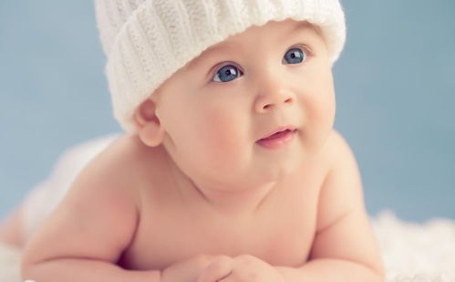 2个月的宝宝发育标准(二个月婴儿发育标准和表现)