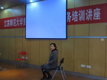 任越部长为学校更名仪式志愿者进行礼仪指导和训练 