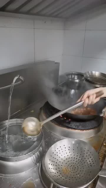 厨师为什么炒菜会一直开着水呢 奇怪的知识又增加了 