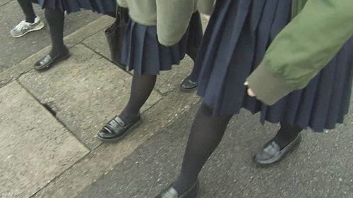 日本一高中允许穿黑色裤袜女学生曾大冷天光着腿上下学 腾讯新闻 