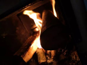 山里的冬日靠炉火续命,却比空调和暖气更舒服